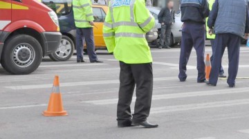 O femeie de 77 de ani a fost lovită de o maşină